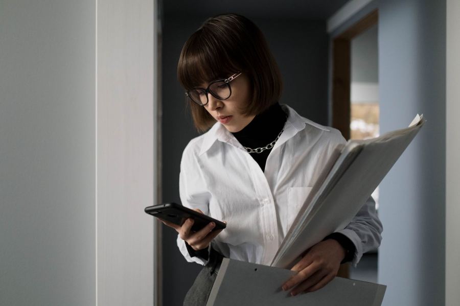 Cliente consultando documentos no celular